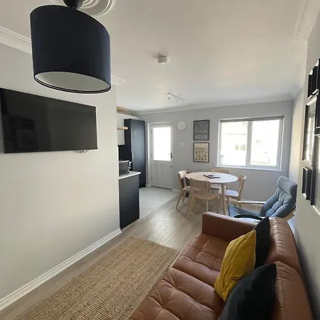 Fantastic Centre Location - Sleeps 5 شقة *